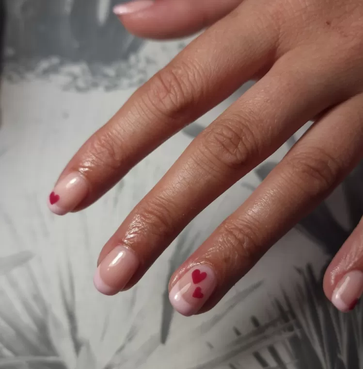 Vernis semi-permanent french nail art coeur 