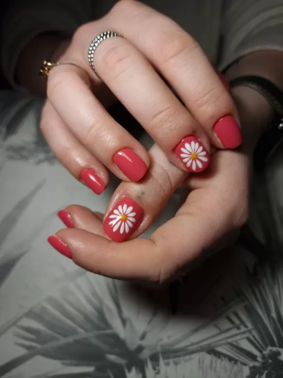 Vernis semi-permanent nail art fleuri