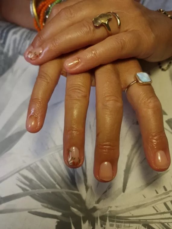 Prothésiste ongulaire avec vernis semi-permanent à Vélizy-Villacoublay, Viroflay, Les Jolis Ongles d'Émilie