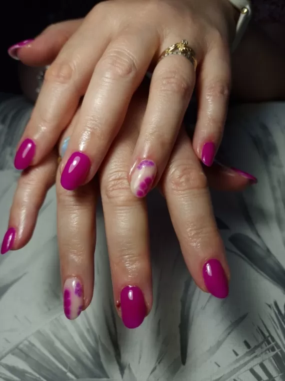 Prothésiste ongulaire avec vernis semi-permanent à Viroflay, Viroflay, Les Jolis Ongles d'Émilie