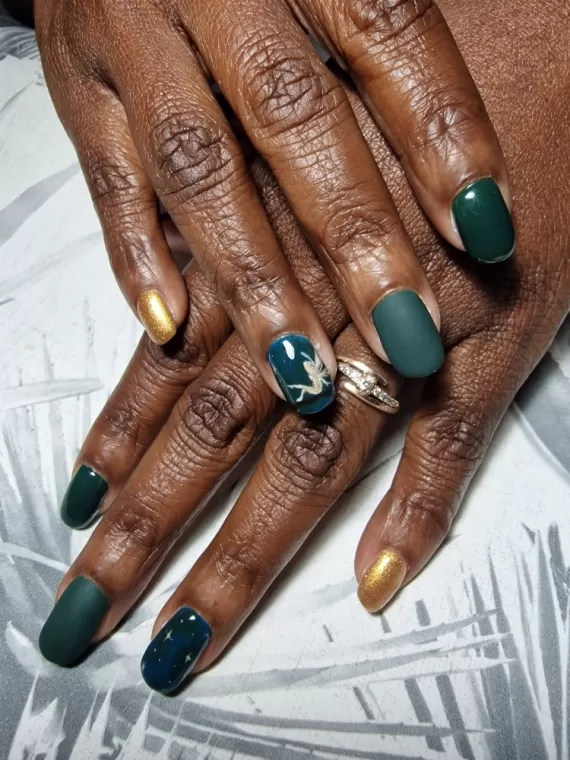 Pose d'ongles avec capsules ou rallongement et vernis à Le Chesney, Viroflay, Les Jolis Ongles d'Émilie