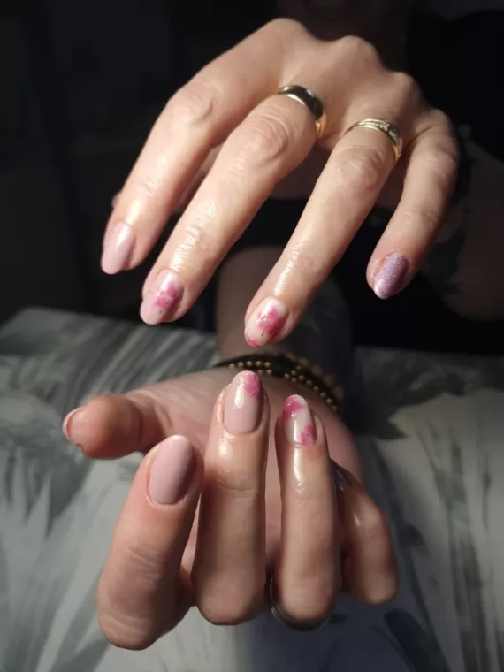 pose d'ongles avec capsules ou rallongement et vernis à Viroflay, Viroflay, Les Jolis Ongles d'Émilie