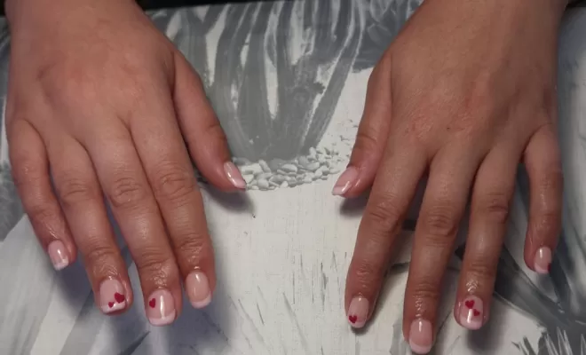 Vernis semi-permanent french nail art cœur 