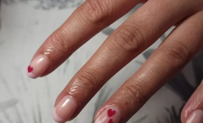 Vernis semi-permanent french nail art coeur 