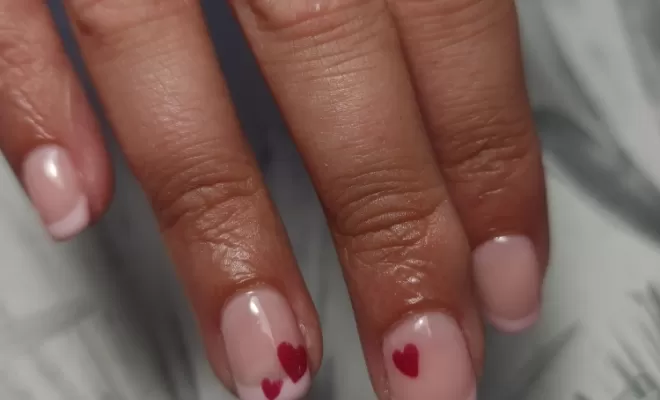 Vernis semi-permanent french nail art cœur 